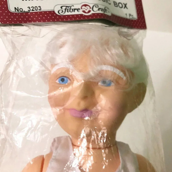 Vintage 1990 Fibre Craft Santa and Mrs Claus Music Box Dolls - Picture 13 of 13